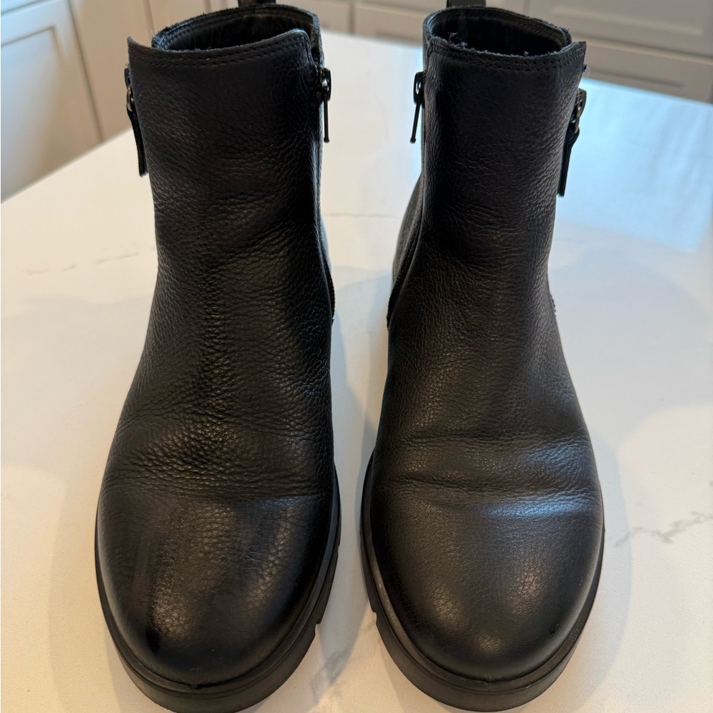 ECCO Black Leather Women's Ankle Boots - Sleek Side-Zip Design